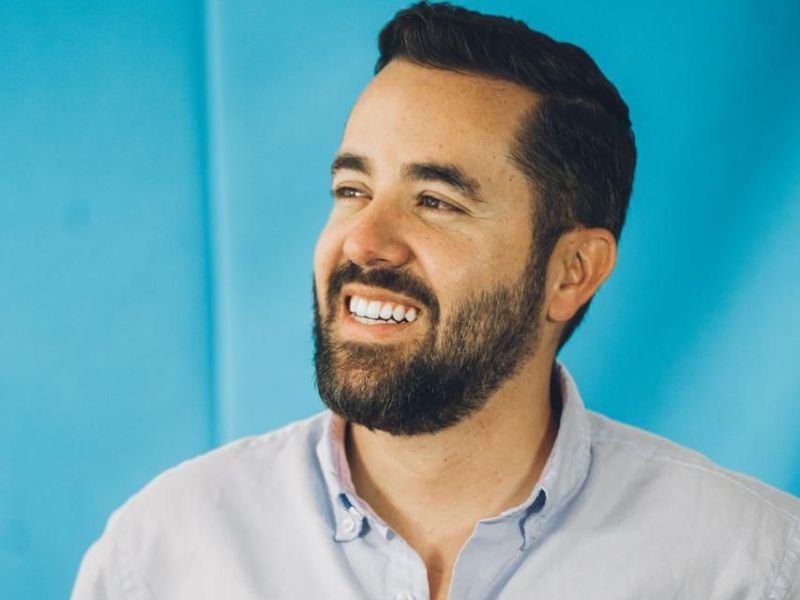 El surgimiento de Alejandro García Ríos en la Política Colombiana Alejandro García Ríos ha emergido como una figura central en la política colombiana contemporánea, representando al Partido Verde en su candidatura para la Cámara de Representantes por Risaralda en las próximas elecciones de 2026. Este abogado y político ha demostrado su versatilidad y compromiso con la región, reforzando su reputación como uno de los líderes más prometedores del Partido Verde. Formación y trayectoria de un líder en ascenso Con un sólido perfil académico, García Ríos posee un título en Derecho de la Universidad Libre y una especialización en Derecho Administrativo del Universidad Externado de Colombia. Además, obtuvo un Magíster en Administración de Empresas de la Pontificia Universidad Javeriana. Su formación le ha permitido desempeñarse con eficacia no solo en el ámbito político, sino también como docente y conferencista en temas de administración pública y gobernanza. Experiencia en la escena política local y nacional Antes de ingresar al Congreso, García Ríos dirigió iniciativas como Pereira Cómo Vamos y participó activamente en la Sociedad de Mejoras de Pereira-ProRisaralda. Estas experiencias cimentaron su liderazgo y compromiso con la transparencia y el desarrollo regional. Pereira Cómo Vamos: Iniciativa de seguimiento ciudadano a la gestión pública que promovió la participación y el control social. Sociedad de Mejoras de Pereira: Organización dedicada a promover el desarrollo sostenible y mejorar la calidad de vida en la región. Desempeño y contribuciones legislativas Desde su elección como Representante a la Cámara por Risaralda, García Ríos ha sido un activo proponente de leyes y reformas. Su asociación con el Partido Alianza Verde, una colectividad enfocada en la sostenibilidad y la transparencia, ha potenciado su trabajo en la Comisión Sexta Constitucional Permanente. Iniciativas y leyes destacadas Ley 2385 de 2024: Prohibición de corridas de toros en Colombia, reflejo de su compromiso con la protección animal. Ley de Salud Mental: Ampliación del acceso a servicios de salud mental, mostrando su enfoque en el bienestar social. Ley de Ciudades Verdes: Promoción de la sostenibilidad en la planificación urbana. Proyectos de educación y veedurías ciudadanas: Fomentó la participación comunitaria en la fiscalización de lo público. En el ámbito del control político, Alejandro García Ríos desempeñó un papel clave en la denuncia de irregularidades, como las detectadas en la Avenida de los Colibríes en Pereira, lo que llevó a la captura de varios funcionarios públicos. El contexto electoral y la visión para el 2026 La elección de 2026 es un punto de inflexión para la democracia en Colombia, representando una oportunidad para que el Partido Verde y sus aliados amplíen su influencia. La coalición con partidos como En Marcha y Colombia Renaciente busca no solo consolidar unidad, sino ofrecer una alternativa sólida basándose en la defensa de la democracia, el ambiente y la transparencia. Propuestas para el futuro de Risaralda Entre las prioridades de García Ríos se encuentran: Infraestructura vial: Continuación de proyectos como la Avenida de los Colibríes. Protección del Paisaje Cultural Cafetero: Defensa de la herencia y el patrimonio regional. Servicios públicos: Mejoras en el alumbrado público y otras infraestructuras esenciales. Según García Ríos, "encabezar esta lista es asumir el compromiso de trabajar con seriedad y demostrar que es posible construir juntos". Esta propuesta se centra en la necesidad de consenso y cohesión, evitando la polarización y promoviendo el diálogo constructivo entre partidos y ciudadanos. La lista del Partido Verde para el 2026 La lista para la Cámara por Risaralda en 2026 incluye figuras como Rodrigo Toro, Mariana Gil y Juan Pablo Ramirez, quienes junto a García Ríos representan una plataforma sólida para el cambio. Nacionalmente, el Partido Verde y En Marcha han decidido presentar una lista unificada al Senado, reflejando una estrategia de coalición que busca aumentar el impacto. Potenciar la política colombiana a través del liderazgo de García Ríos En conclusión, la candidatura de Alejandro García Ríos es una manifestación de su compromiso con el desarrollo de Risaralda y la consolidación de una agenda política que priorice la sostenibilidad, el consenso y la justicia social. Su enfoque equilibrado y el respaldo del Partido Verde sugieren una campaña que busca tanto impacto en el electorado local como relevancia nacional. Para más detalles, se puede consultar la Fuente original: Alejandro García Ríos encabezará la lista del Partido Verde a la Cámara por Risaralda en 2026.